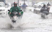 TP.HCM: "Rốn ngập" Nguyễn Hữu Cảnh lênh láng như sông sau trận mưa trắng trời