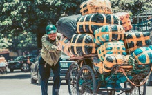 Nhọc nhằn mưu sinh giữa trời nắng nóng 'đổ lửa' ở miền Trung