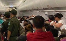 Hai hành khách bị áp tải rời máy bay từ Hà Nội đi TP HCM
