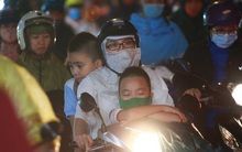 Sài Gòn mưa lớn chiều đầu tuần, người lớn trẻ nhỏ chật vật trên đường vì kẹt xe