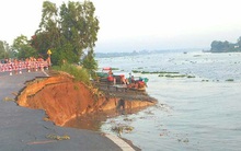 CLIP: Hãi hùng "hà bá" nuốt chửng 1/3 mặt đường ở quốc lộ 91