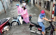 Nhiều khu vực ở TP HCM đang chìm trong mênh mông nước