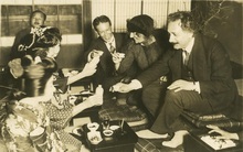 Câu chuyện về 2 mẩu giấy ghi Thuyết Hạnh Phúc trị giá 41 tỷ đồng mà Einstein tặng người đưa thư ở Nhật