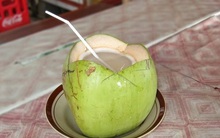 Nước dừa giúp phụ nữ trẻ hóa và ngừa bệnh trong mùa hè nhưng hãy nhớ kỹ: 6 nhóm người KHÔNG uống - 4 thời điểm TRÁNH dùng