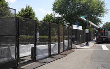 Nhà Trắng gia cố "thành lũy" bằng 3km hàng rào, biến thành pháo đài bảo vệ ông Trump