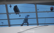 Công nhân đội nắng hoàn thiện nhà ga tuyến đường sắt Nhổn - ga Hà Nội.