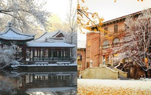 Trường Đại học được mệnh danh là "Havard châu Á", vừa hiện đại, vừa cổ kính như phim cung đấu