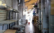 Chợ Bến Thành vẫn đìu hiu hậu dịch Covid-19, tiểu thương "cầu cứu" vì ngồi cả ngày không có khách thăm quan