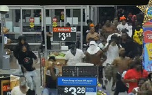 Mỹ: Hàng trăm người lao vào đập phá siêu thị, cướp đồ tự nhiên "như chốn không người"