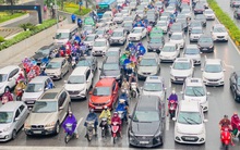 Đầu tuần dân công sở Hà Nội khổ sở vượt mưa gió, ùn tắc kéo dài