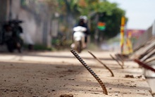 Bẫy 'chông sắt' trên đường đê An Dương Vương - Hà Nội