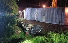 Xe container đè xe Limousine bẹp dúm ở Quảng Ninh khiến 3 người tử vong