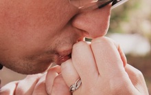 Người tự nhận "chữa bách bệnh bằng nụ hôn" đã qua đời vì COVID-19