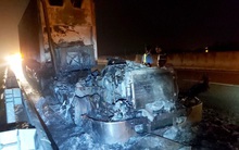 Kinh hãi cảnh xe đầu kéo cháy thành than trên cao tốc TP.HCM-Trung Lương