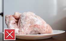 2 cách rã đông thịt hoàn toàn sai nhưng nhiều người vẫn hay làm vì không biết, vô tình có thể khiến vi khuẩn sinh sôi nhiều hơn ở thịt