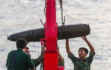 CLIP: Cận cảnh trục vớt quả bom 280 kg ở cầu Long Biên