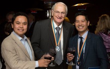 Chân dung người trẻ với khát vọng trao đi yêu thương trên đất Mỹ: Mẹ bán rau muống, cha chạy xe ba gác, từng được Tổng thống Obama gửi thư khen ngợi