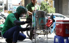 Hà Nội: Giữa nắng nóng kinh hoàng, có 1 quán trà chanh với khăn lạnh miễn phí giúp người lao động nghèo "giải nhiệt" sau giờ lao động vất vả