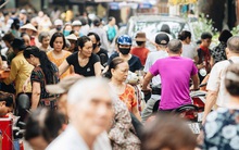 Ảnh: Người Hà Nội dậy sớm, tất bật đi chợ Tết Đoan Ngọ "giết sâu bọ"