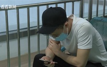 Đây là tư thế dùng điện thoại phổ biến ở rất nhiều người và một chàng trai 17 tuổi suýt bị bại liệt do tư thế đó