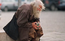 Có đến 5 người con nhưng vẫn phải đi ăn xin sống qua ngày, ông lão đổi đời nhờ liên tục nói 1 câu này