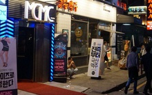 Covid-19: "Quán rượu đèn mờ" vừa mở lại đã kín người - góc tối Hàn Quốc được phơi bày