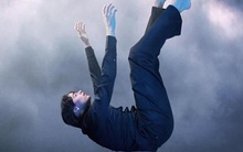 Rơi xuống vực nhưng mắc phải cành cây, người đàn ông lửng lơ giữa lưng chừng núi và hồi kết cảnh tỉnh nhiều người