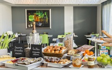 Tại sao khách sạn thường phục vụ buffet sáng miễn phí cho khách thuê phòng?