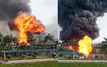 Đang cháy dữ dội tại kho hóa chất ở Long Biên, cột khói đen bốc cao hàng chục mét