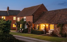 2 người chồng thất bại trở về nhà, phản ứng của 2 người vợ khác nhau và cái kết bất ngờ sau 10 năm