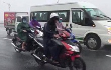 Clip: Hàng loạt ô tô đi chậm trên cầu để chắn gió to cho xe máy, hành động đẹp giữa cơn bão khiến nhiều người ấm lòng