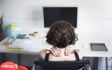 Ngồi văn phòng nhiều, dân công sở nên sắm ngay những món đồ này để giải quyết các vấn đề sức khỏe thường gặp