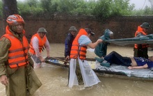 Công an cứu dân trong lũ dữ ở miền Trung
