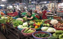 Rau xanh khan hiếm, giá tăng từng ngày sau mưa lũ