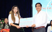 Tiên Nguyễn đại diện nhà tỷ phú Johnathan Hạnh Nguyễn trao 2 tỷ hỗ trợ miền Trung, 1,3 tỷ cho gia đình 13 cán bộ gặp nạn ở Rào Trăng 3