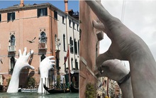 Hình ảnh đôi bàn tay khổng lồ trồi lên trên sóng nước dập dềnh của dòng sông gây thót tim nhưng sự thật phía sau khiến ai cũng phải suy ngẫm