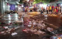 Phố Hàng Mã ngập trong 'biển rác' sau đêm Trung thu