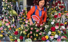 Thị trường hoa tươi ngày 20/10 trầm lắng, nhiều phụ nữ từ chối nhận hoa, quà