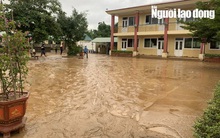 Quảng Bình: Rác thải, bùn đất chất từng lớp ‘bủa vây” trường lớp sau khi lũ rút