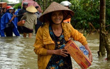 Từ một người con Hà Tĩnh lớn lên cùng lũ lụt: Trẻ con cũng được học buộc cửa chống gió, cả làng “không nhà nào là nhà riêng” khi lũ về và câu chuyện gói mỳ tôm cứu nạn