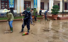 [Ảnh] Nước lũ rút, các trường học vùng lũ Quảng Bình đối đầu với "cuộc chiến" mới