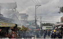 Cháy chợ tại Cà Mau, tiểu thương hoảng hốt tháo chạy