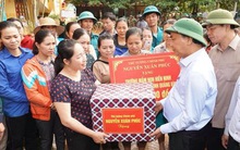 Chùm ảnh: Thủ tướng kiểm tra công tác khắc phục hậu quả, động viên bà con vùng lũ