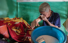 Quảng Bình: Ông lão rơi nước mắt ngồi ôm hũ gạo không dám ăn, liều mình bám trụ lại nhà trông coi tài sản giữa những ngày đỉnh lũ