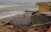 Bờ biển Nhật Lệ (Quảng Bình) sạt lở nghiêm trọng