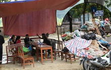 Người dân chặn xe vào bãi rác Nam Sơn: "Mấy chục năm nay chúng tôi đã quá khổ rồi, ruồi nhặng nhiều khiến có hôm phải chui vào màn ăn cơm"