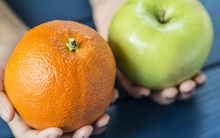 Đặt cam - táo lên "bàn cân": Vì sao "một quả táo mỗi ngày giúp tránh xa bác sĩ" nhưng có chuyên gia vẫn chọn cam?