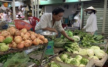 Thị trường rau xanh tại TP Hồ Chí Minh tăng giá vì ảnh hưởng mưa bão