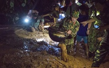 Bộ đội xuyên đêm băng rừng, vượt bùn lầy ngập nửa người để tiếp tế lương thực cho Trà Leng