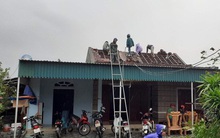 Chưa đầy 1 phút, trận lốc xoáy làm tốc mái 29 nhà dân